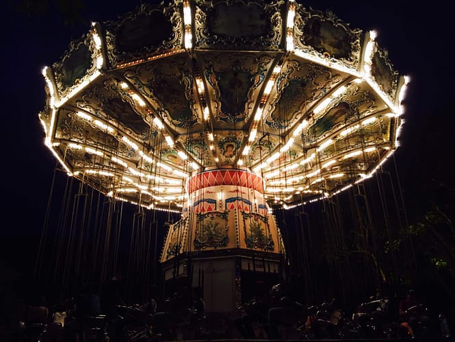 a picture of a carousel spinning